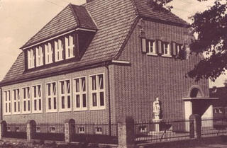 Die Christophorus-Schule galt bei ihrer Fertigstellung im Jahr 1938 als eine der modernsten Einrichtungen im ehemaligen Landkreis Geldern. Blick auf den Eingang von Südwesten, 1938
