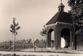 Die Sent-Jan Kapelle in den 1950er Jahren. Im Hintergrund die neuen Siedlungshäuser der Sent-Jan-Straße