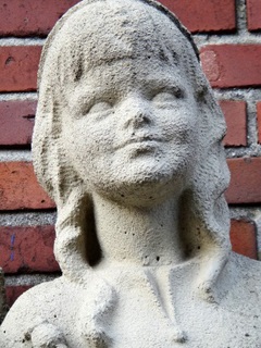 Der sogenannte 'Märchen-Brunnen' schmückt mit der Rotkäppchen-Figur die Südseite des Gebäudes