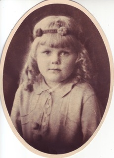 Die Figur trägt unverkennbar die Gesichtszüge der früh verstorbenen Tochter Constanze (1929-1934) des Weezer Bürgermeisters Wilhelm Heitmeyer