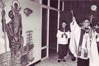 Pfarrer Scholten segnete den Schulanbau mit dem Christophorus-Mosaik ein. Foto vom Tag der Einweihung, 21.12.1960