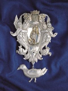 Left: Breast-plate of the old King’s chain of the St. John’s Shooting Brotherhood 1698 Weeze.