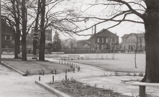 Park ‘Alter Friedhof’, blik vanuit het noorden richting station, omstreeks 1960