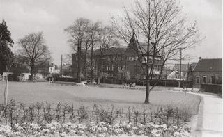 Park ‘Alter Friedhof’, blik vanuit het zuidwesten richting ziekenhuis, omstreeks 1960