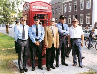 Book Weeze Laarbruch, page 291: Group Captain Smart presents the Municipality of Weeze a British telephone box, 1983.
