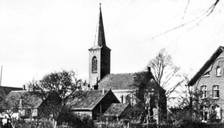 Evangelische Kirche und Schule, Ansicht von Südosten vor 1939.