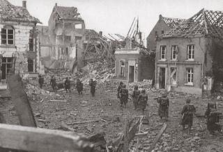 Alliierte Truppen rücken auf den Marktplatz vor, März 1945.