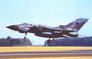 Militair vliegveld Laarbruch: een Tornado van het 20e squadron vertrekt naar een oefening vanuit Laarbruch, 1990.