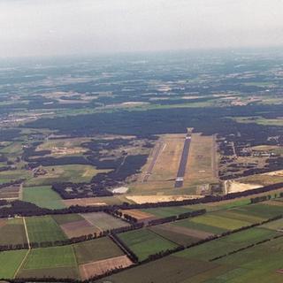 Militair vliegveld Laarbruch, luchtopname vanuit het westen, 1998.