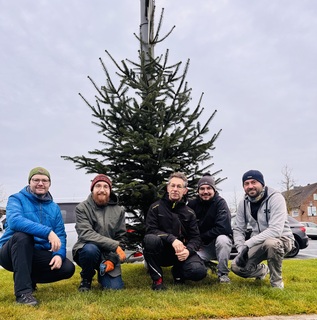 Tradition der Weihnachtsbäume: Foto von links: Kai Ingenbleek (Provinzial Versicherung), Roderich Wildfeuer (Hörgeräte Horst), Ulli Schwarz (Reifen Schwarz), Manuel Janssen (MAN Janssen) und Georg Ries (Sparkasse Weeze)