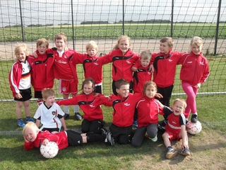 Die Bambini-Mannschaft des SV Germania Wemb wurde beim Erwerb ihrer neuen Traininganzüge durch die Firmen Otto und Sportpalast unterstützt. Die sichtlich erfreuten Kinder und ihre Trainer bedanken sich.