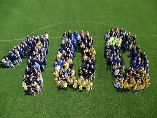 Foto anlässlich des 100-jährigen Jubiläums des TSV Weeze - Mitglieder in der Formation 100 im August-Janssen-Sportzentrum in Weeze