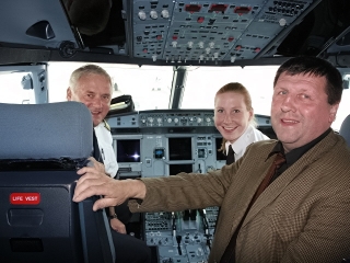 Ulrich Francken im Cockpit der Hamburg International