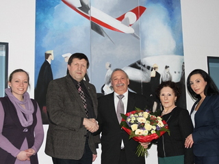 von links nach rechts: Stellvertretende Personalratsvorsitzende Anna Gabrys, Bürgermeister Ulrich Francken, Eheleute Domenico Nicosia mit ihrer Tochter