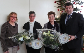 Im Bild von links nach rechts: Personalratsvorsitzende Margret Verhülsdonk, Gisela Hoffmann, Wilma Mülders und Bürgermeister Ulrich Francken