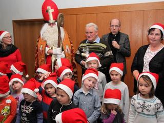Die Kinder der Kita Sankt Cyriakus haben Reinhard Anhut und alle Anwesenden mit ihren Liedern und Tänzen sehr erfreut