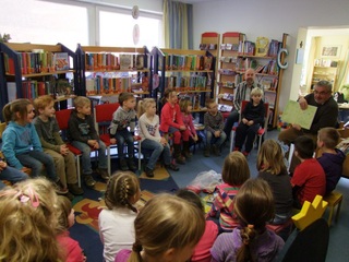 Richard Brauers inmitten seiner Zuhörer beim Vorlesemarathon in der Weezer Bücherei