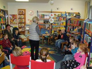 In der Bücherei in Weeze waren anlässlich des bundesweiten Vorlesetages am Freitag, dem 20. November 2015 beinahe 300 Kinder zu Gast