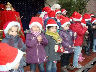 Gesang, Tanz, weihnachtliche Lieder und Geschichten werden zu sehen und zu hören sein. Auch der Nikolaus hat sich für den diesjährigen Weihnachtsmarkt mit Überraschungsengeln angekündigt