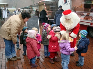 Der Nikolaus wird anlässlich seines Besuches die Gelegenheit nutzen, Jung und Alt mit kleinen Leckereien daran zu erinnern, dass am Samstag, dem 30. November 2013, der Weezer Weihnachtsmarkt in der Zeit von 11 bis 20 Uhr in der Ortsmitte stattfindet
